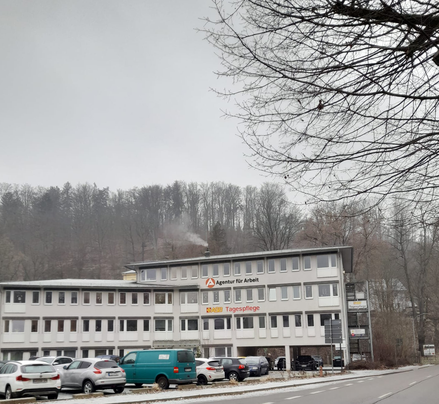 Zusehen ist das Gebäude der Agentur für Arbeit – Greiz mit einem Ausschnitt des Parkplatzes.